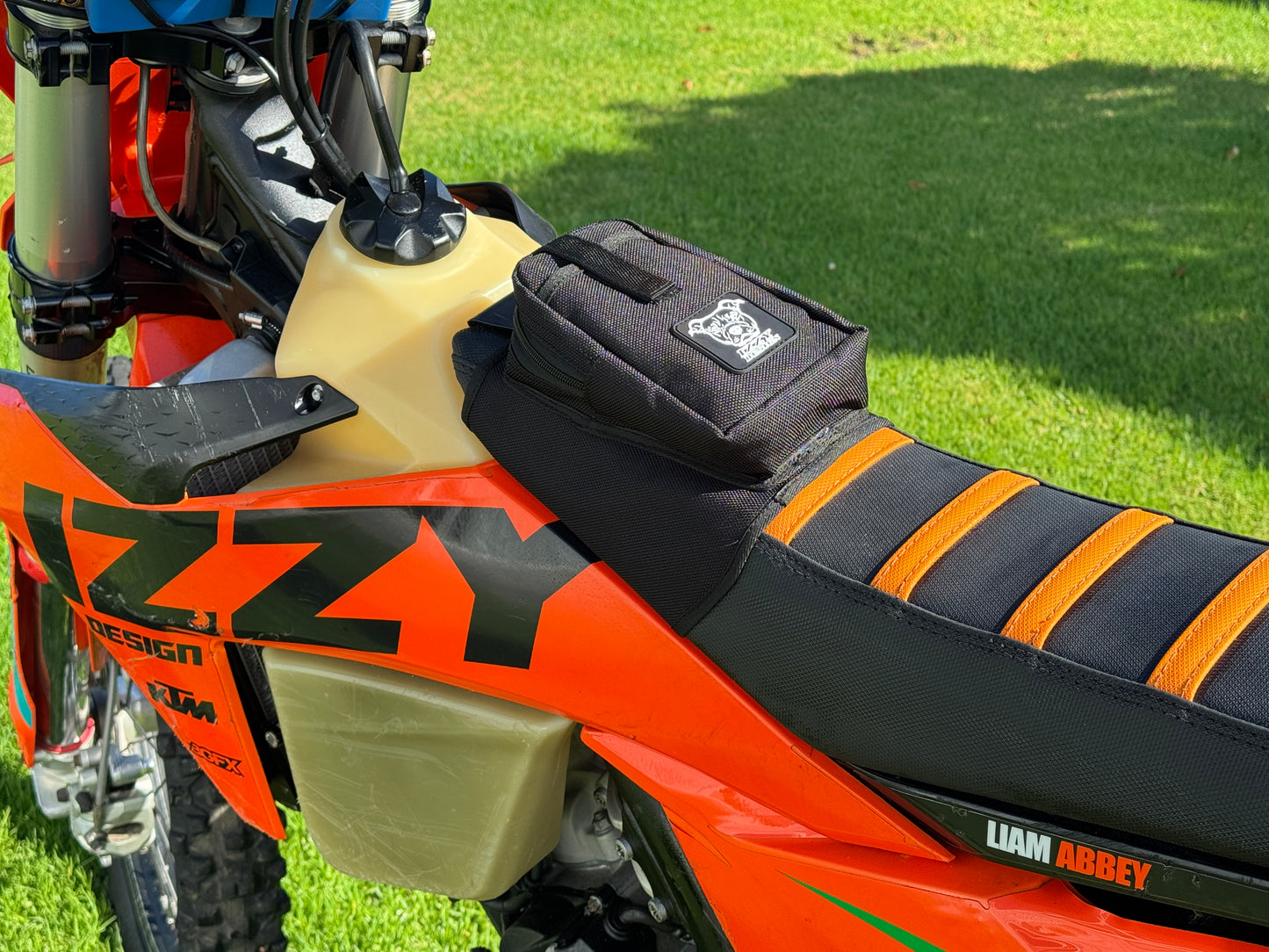 IZZY Slip-on seat bag