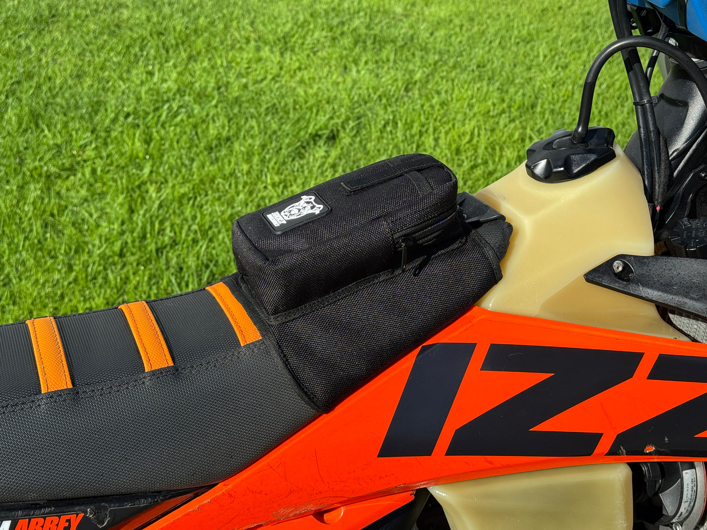 IZZY Slip-on seat bag