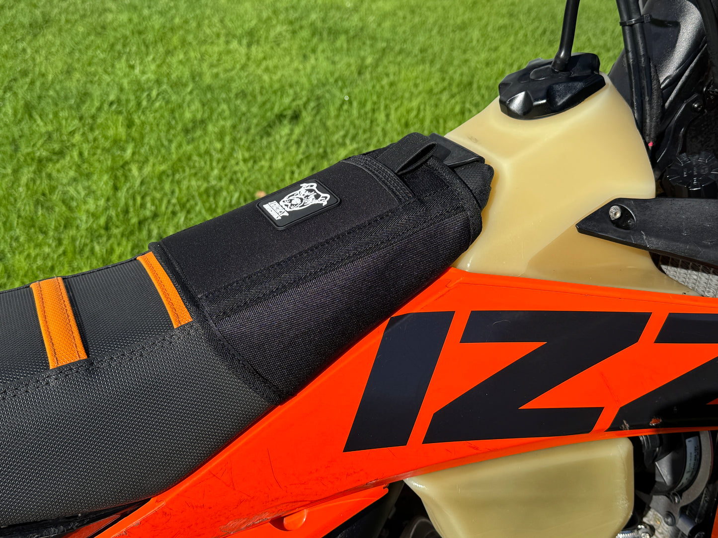 IZZY Slip-on clipper card holder